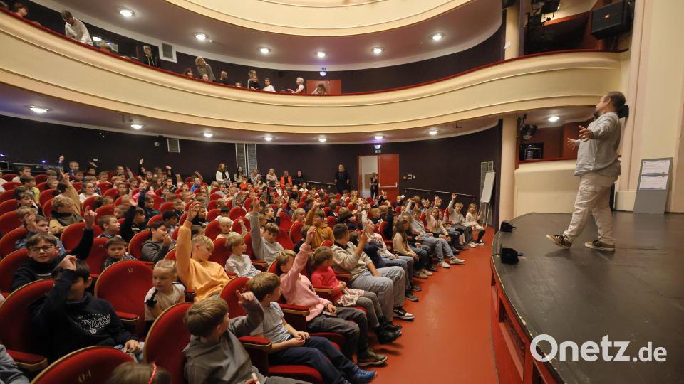 Beim Workshop vor der Aufführung im Stadttheater lernten die Kinder aus Waldsassen und Cheb/Eger Begriffe, die in dem zweisprachigen Stück vorkommen. Bild: Martin Stolař/exb