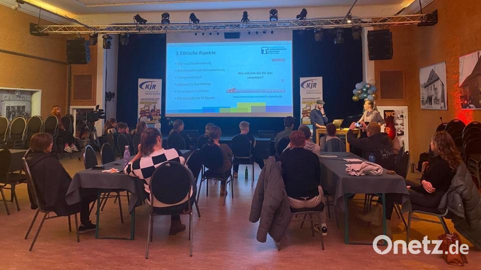 Woran erkenne ich Fake-Nachrichten, und was bringt uns Künstliche Intelligenz? Dazu werden bei den Demokratietagen Workshops angeboten. Bild: Christine Frankerl