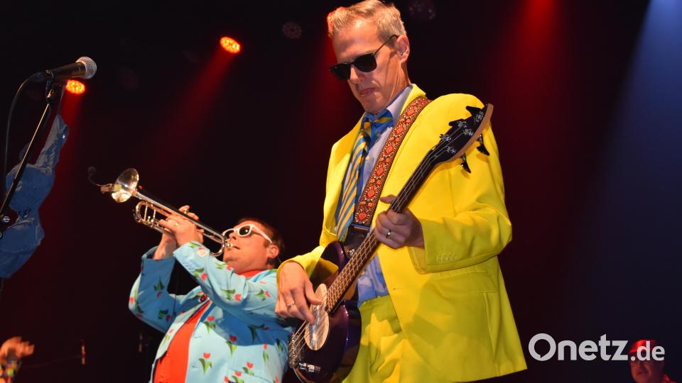 Die barmherzigen Plateausohlen rockten am Samstag Abend die Bühne der Stadthalle Grafenwöhr. Bild: rgr