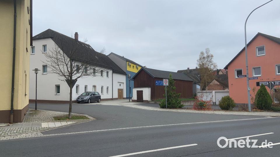 Hier bei der Neuen Amberger Straße soll im Hof des orangefarbigen Hauses eine Plakattafel installiert werden. Bild: Stefanie Roth