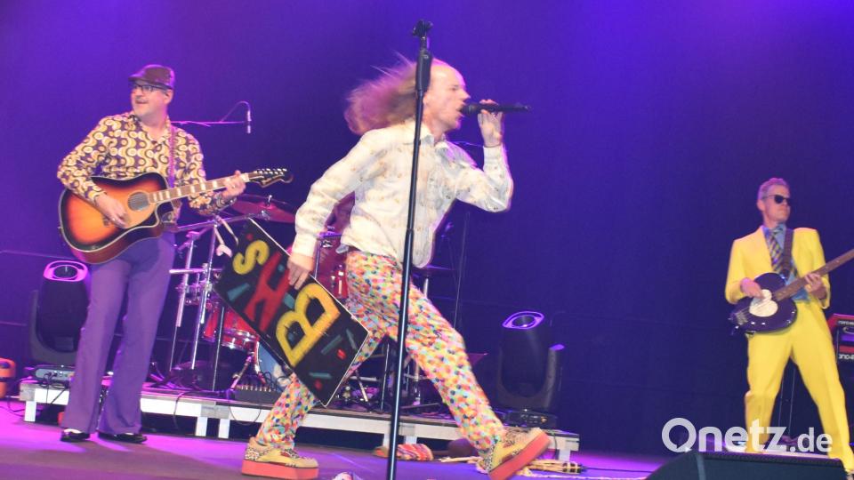 Die barmherzigen Plateausohlen rockten am Samstag Abend die Bühne der Stadthalle Grafenwöhr. Bild: rgr