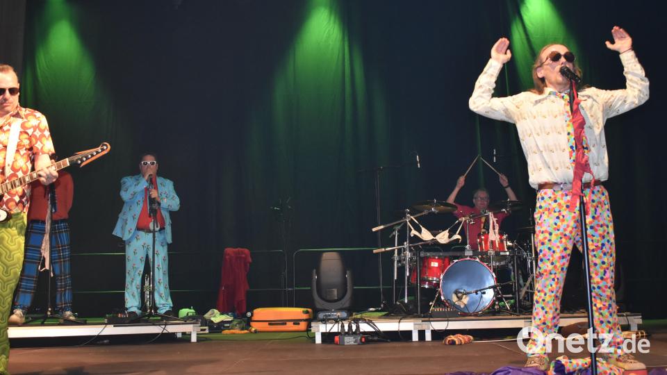 Die barmherzigen Plateausohlen rockten am Samstag Abend die Bühne der Stadthalle Grafenwöhr. Bild: rgr