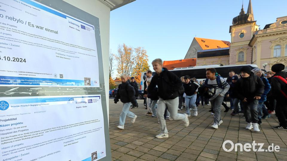 Grundschulkinder aus beiden Nachbarstädten stürmen gemeinsam ins Stadttheater Cheb/Eger. Bild: Martin Stolař/exb