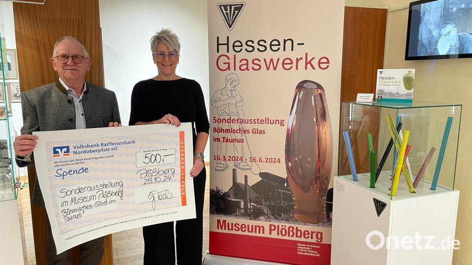 Die Spendenübergabe im Plößberger Museum mit Museumsleiter Benno Krottenthaler und Gudrun Teicher, Leiterin der Geschäftsstelle der Volksbank Raiffeisenbank Nordoberpfalz in Plößberg. Bild: Sandra Neubeck-Weiser/exb