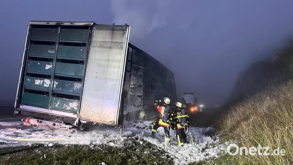 Nachdem die Feuerwehren den brennenden Anhänger gelöscht hatten, musste er aufwändig abgeschleppt werden. Bild: Josef Graml