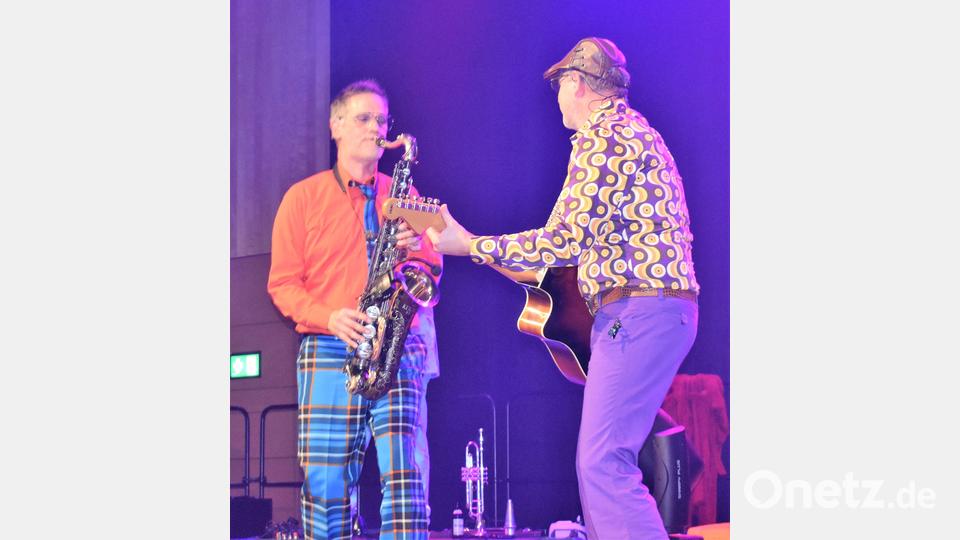 Die barmherzigen Plateausohlen rockten am Samstag Abend die Bühne der Stadthalle Grafenwöhr. Bild: rgr