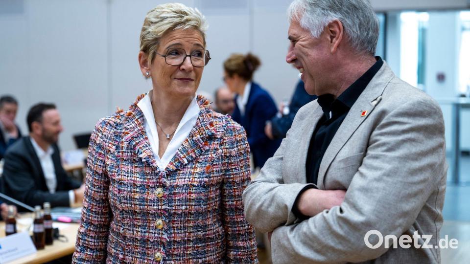 Peilen einen Pilotabschluss an: Horst Ott, Verhandlungsführer der IG Metall Bayern, und Angelique Renkhoff-Mücke, Verhandlungsführerin des Arbeitgeberverbands vbm. Bild: Lennart Preiss/dpa