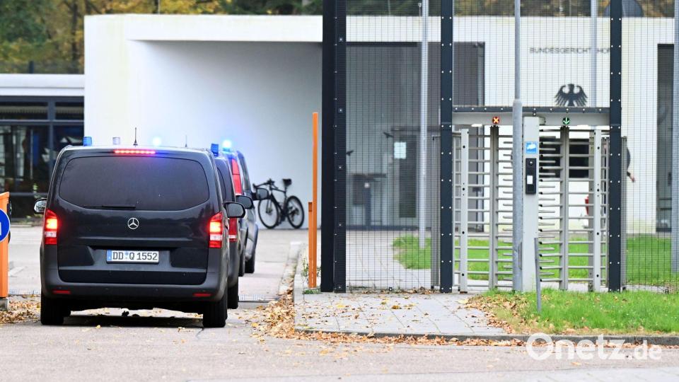 Mit eingeschaltetem Blaulicht fahren mehrere Wagen auf den Hof an der Außenstelle des Bundesgerichtshofs. Bild: Uli Deck/dpa