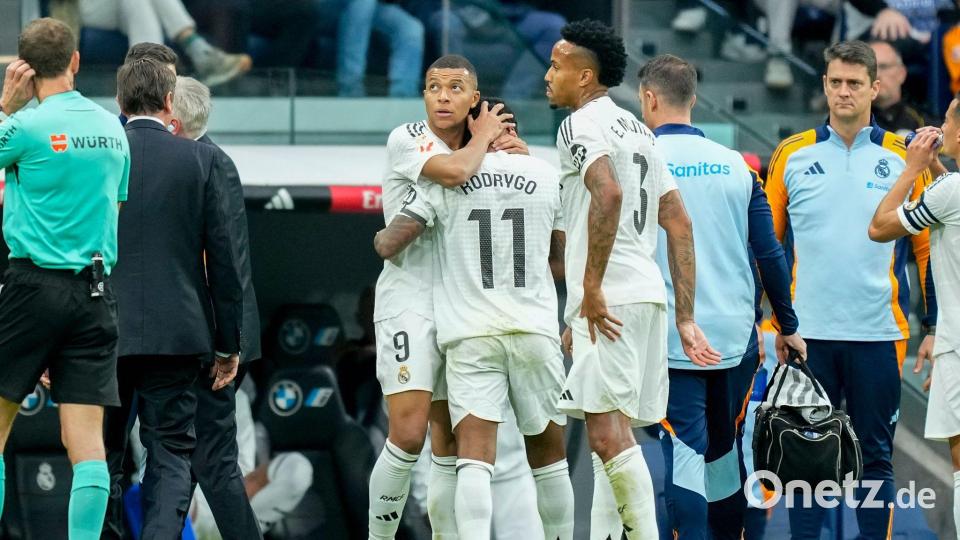 Rodrygo wird nach seiner verletzungsbedingten Auswechslung getröstet. Bild: Jose Breton/AP/dpa