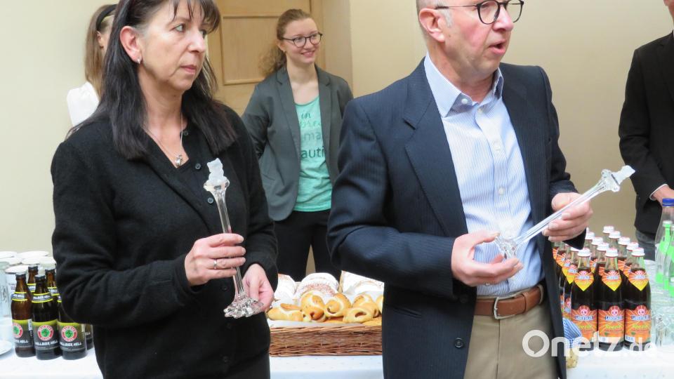 Kerstin Peters und Arthur Troidl überreichen die Glaszepter. Bild: adj