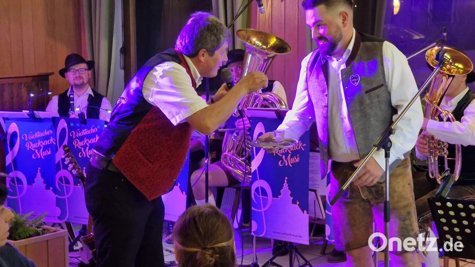 Bäff bekommt ein Schnapserl, das er jedoch weitergibt &quot;an den Preissn&quot; Bürgermeister Sebastian Giering (rechts), denn er muss ja noch fahren. Bild: R. Kreuzer