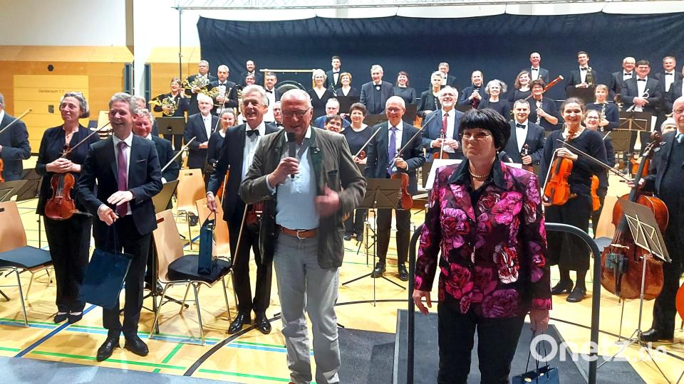 Die Vorsitzenden der Kulturvereine Peter Wunder und Monika Krauß bei den abschließenden Dankesworten an das Orchester und den Dirigenten Michael Falk (links). Bild: lg
