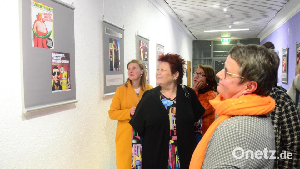 Die Integrationsbeauftragte der Stadt Weiden, Susanne Reinhardt (rechts), erläutert den Besuchern den Aufbau der Ausstellung. Bild: Kunz