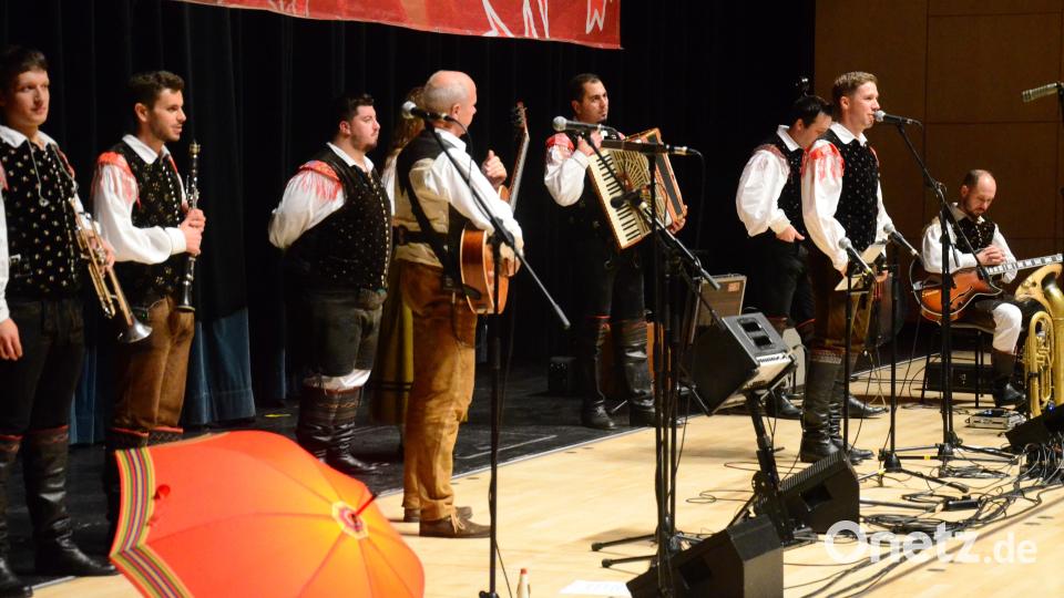 Weil der Bandleader (Zweiter von rechts) wegen einer Handverletzung gehandicapt war, konnte er nur moderieren. Bild: Kunz