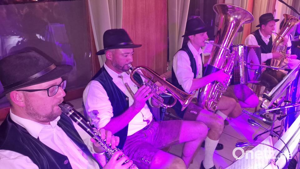 Musikalische Schmankerl der Volksmusik serviert die Vöichtacher Rucksack-Musi. Bild: R. Kreuzer