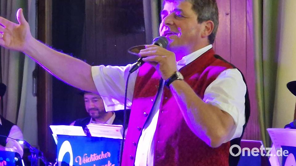 Lieder und Witze hat Humorist und Gstanzlsänger Josef „Bäff“ Piendl als Stargast des Abends im Programm. Bild: R. Kreuzer
