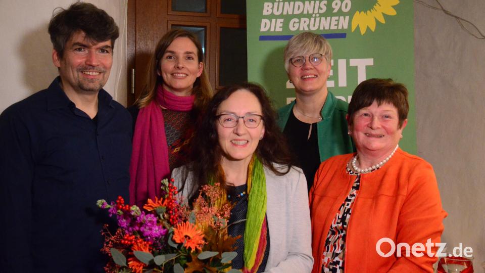 Die Grünen-Kreisverbände (von links) Harald Neumann, Laura Weber, Monika Schneider und Gabi Bayer gratulieren Anne Droste (Mitte). Bild: Kunz