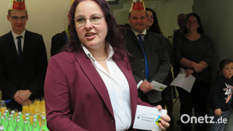 Sichtlich Spaß hat die Präsidentin Lisa Schedl bei der Vorstellung im Rathaus. Bild: adj