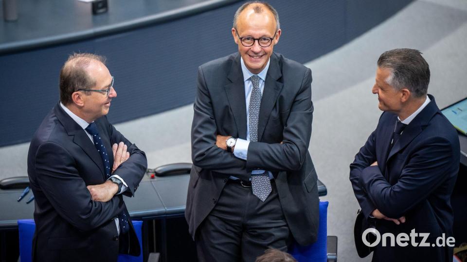 Unionsfraktionschef Merz pocht darauf, dass Kanzler Scholz die Vertrauensfrage schon am Mittwoch stellt. (Archivbild) Bild: Michael Kappeler/dpa