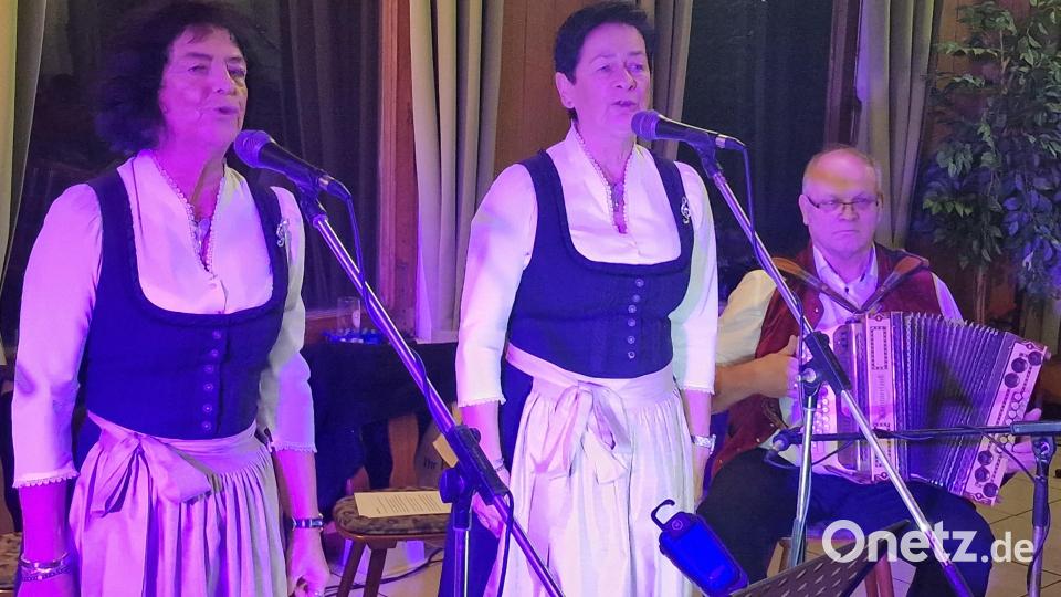 Dann mit Waltraud und Renate Zupfer als Zupfer-Moidln mit dem begleitenden Musiker Gerhard Bild: R. Kreuzer