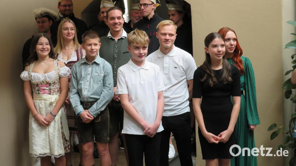 Die neuen und scheidenden Prinzenpaare. Bild: adj