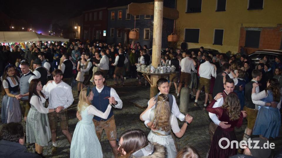 Was sie in vielen Stunden Tanzunterricht gelernt haben, zeigten die Kirwapaare am Sonntag beim Austanzen. Bild: Enrico März / exb Bild: mh