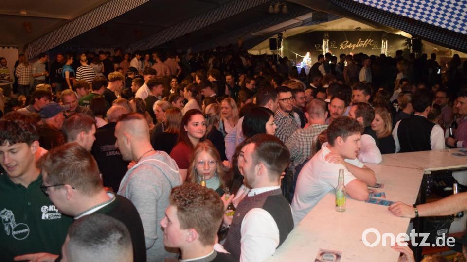 Dichtes Gedränge herrschte an beiden Tagen in dem großen, 1000 Mann fassenden Festzelt. Bild: mh