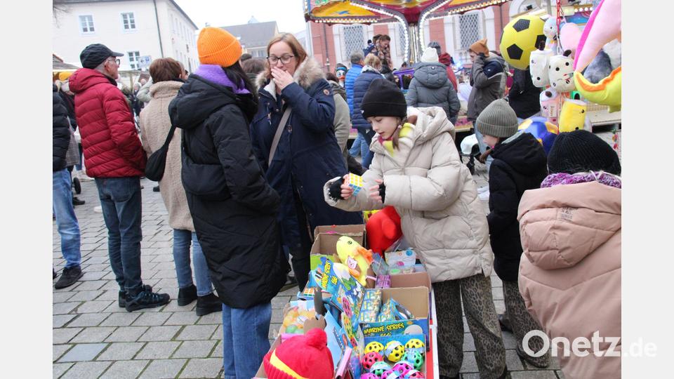 Trotz tristem Novemberwetter besuchten am Sonntag wieder Hunderte Besucher den traditionellen Kirwa-Markt auf dem Stadtplatz. Bei den Kindern war neben dem Karussell vor allem auch Spielsachen gefragt. Bild: prh