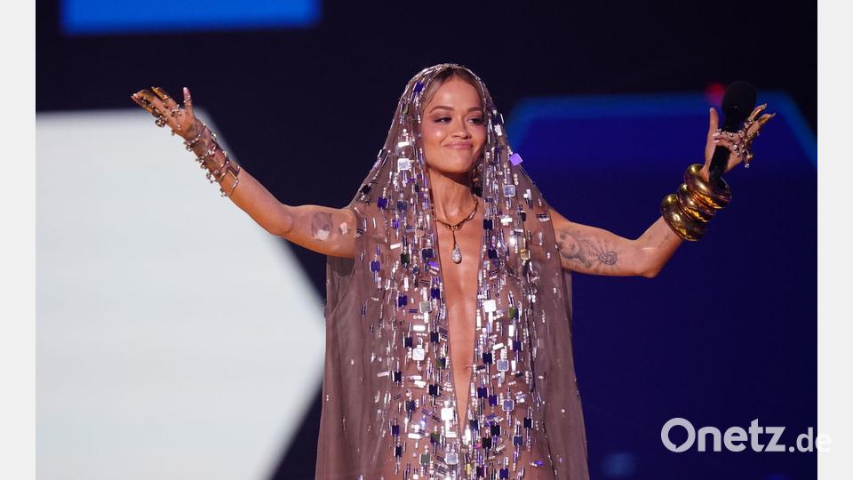 Rita Ora betrat nur leicht verhüllt die Bühne in der Co-op Live Arena in Manchester. Bild: Ian West/PA Wire/dpa