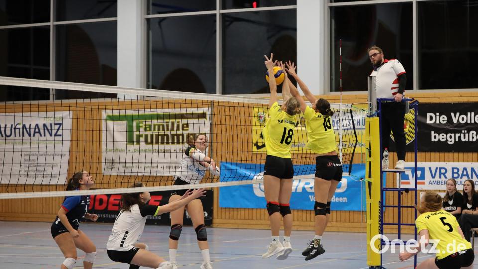 Mit vereinten Kräften blocken zwei Spielerinnen des SV Hahnbach diesen Ball. Am Ende unterlag man gegen die DJK Augsburg-Hochzoll knapp mit 2:3. Bild: Andreas Emmel