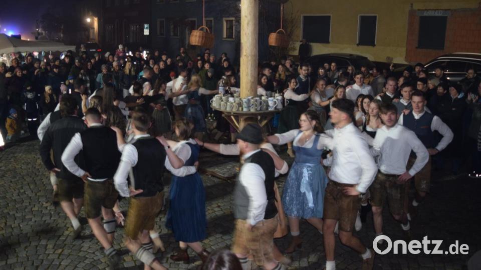 Weder Kälte noch Nebel machte den Kirwapaaren etwas aus, sie tanzten ausgelassen um den Kirwabaum herum. Bild: Enrico März /exb