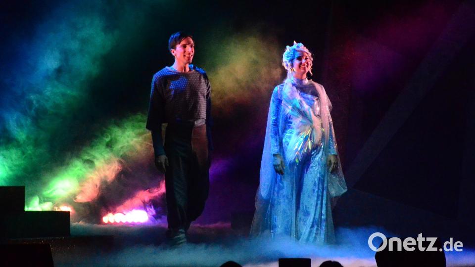 Kay und die Schneekönigin auf der Bühne der Max-Reger-Halle. Bild: Kunz