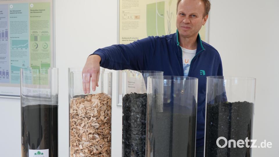 Carbon-Cycle-Mitarbeiter Norbert Gebhard erklärt den Pflanzenkohlen-Herstellungsprozess. Bild: Christopher Dotzler