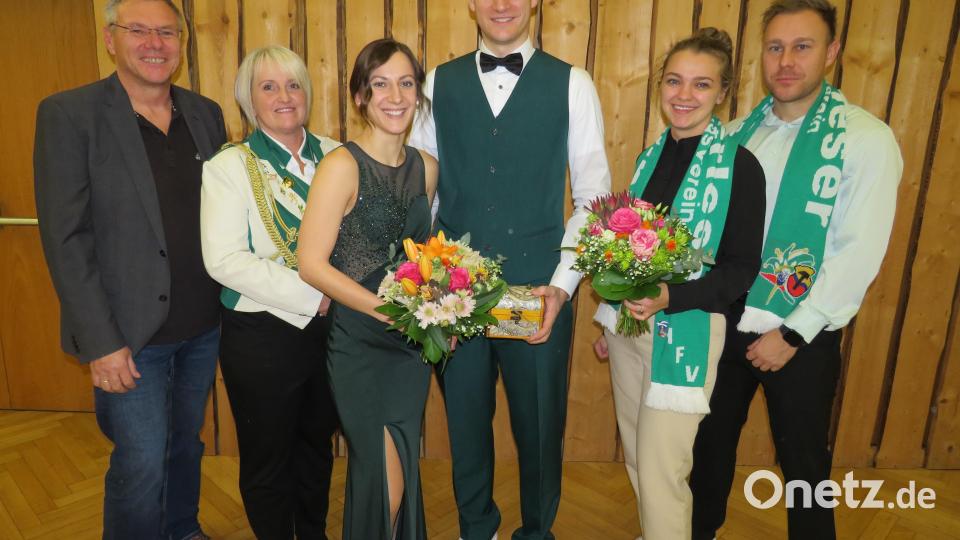 Präsidentin Verena Hoch und Bürgermeister Reinhard Sollfrank mit den beiden Prinzenpaaren. Bild: adj