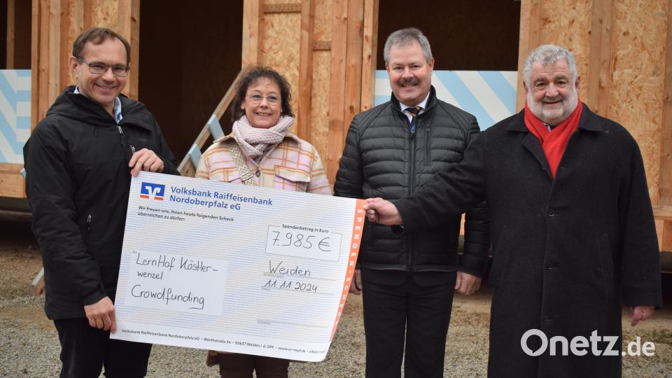 Am Ende der Crowdfunding-Kampagne übergeben die Marketing Managerin der VR Bank Nordoberpfalz, Sabine Schmidt, und Bernhard Werner, Vorstandssprecher der VR Bank (Zweiter von rechts), 7.985 Euro an Museumsleiter Tobias Hammerl (links) und an Armin Schärtl (rechts), Vorsitzender des Vereins Oberpfälzer Freilandmuseum Neusath-Perschen. Bild: bnr