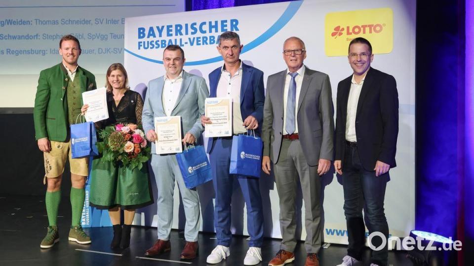 Thomas Schneider (Dritter von rechts) und Stephan Gäbl (Dritter von links) wurden am Samstag von Bundestrainer Julian Nagelsmann (links), Bezirks-Ehrenamtsreferent Reinhard Rengsberger (Zweiter von rechts) und BFV-Präsident Christoph Kern (rechts). Für den Fußballkreis Regensburg erhielt Ida Maschauer (Zweite von links) von der DJK-SV Keilberg die Auszeichnung. Bild: Daniel Löb/BFV