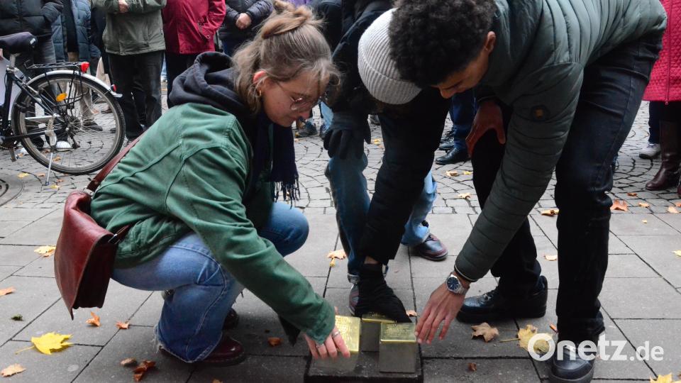 Schülerinnen und Schüler der Klasse 11a des Kepler-Gymnasiums verlegen in der Max-Reger-Straße 13 Stolpersteine für Erna Anna Wilmersdörfer, Selma Wilmersdörfer und Walter Wilmersdörfer, die von den Nazis ermordet wurden. Bild: Kunz