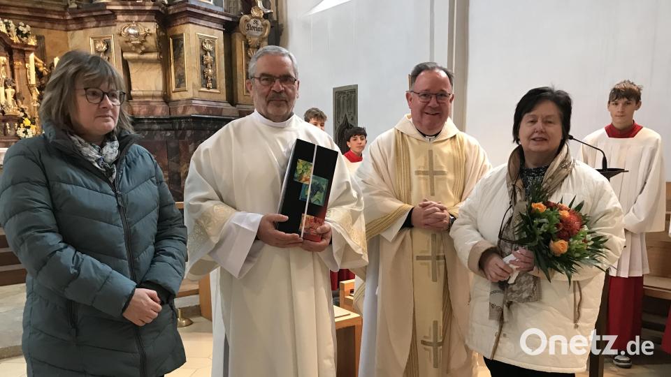 Brigitta Heidlinger, Diakon Georg Lindner, Pfarrer Michael Birner und Josefine Lindner (von links) freuen sich über die gut 30 Jahre Diakonat von Georg Lindner. Bild: mma