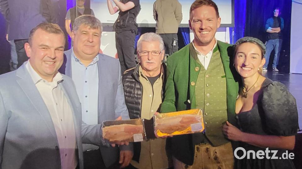 Stephan Gäbl (links) überreicht Julian Nagelsmann (Zweiter von rechts) und dessen Lebensgefährtin Lena Wurzenberger (rechts) die geräucherten Forellen aus der Oberpfalz. Bild: Gäbl/privat