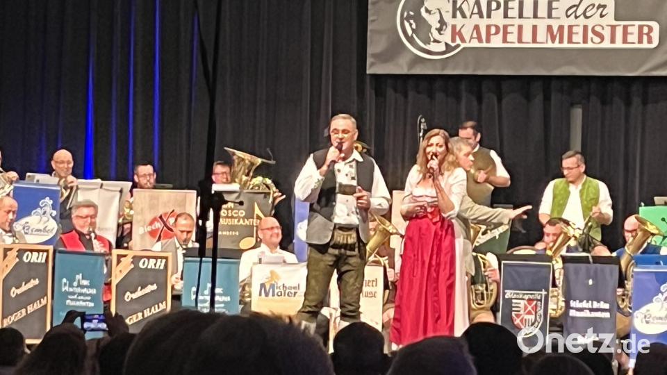 Elke Karr und Karl-Heinz Hofer umrahmen das Konzert mit ihrem Gesang. Bild: sns