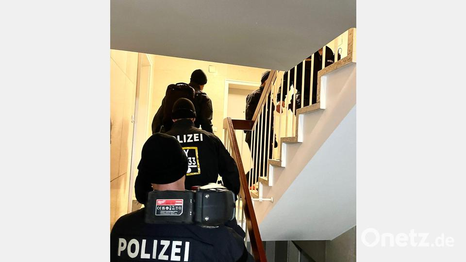 Es werden Beweismittel wie Laptops und Mobiltelefone sichergestellt. Bild: -/Bayerisches Landeskriminalamt/dpa