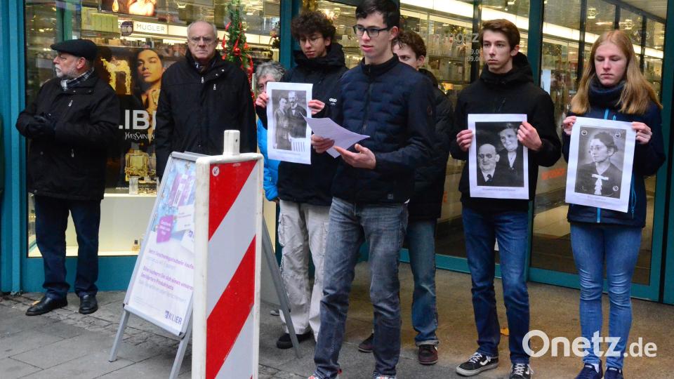 Schüler des Kepler-Gymnasiums zeigen Bildern der Opfer. Die Geschichte der ermordeten jüdischen Mitbürger aus der Max-Reger-Straße 18 verliest Ludwig Wittmann, Schüler des Kepler-Gymnasiums. Bild: Kunz
