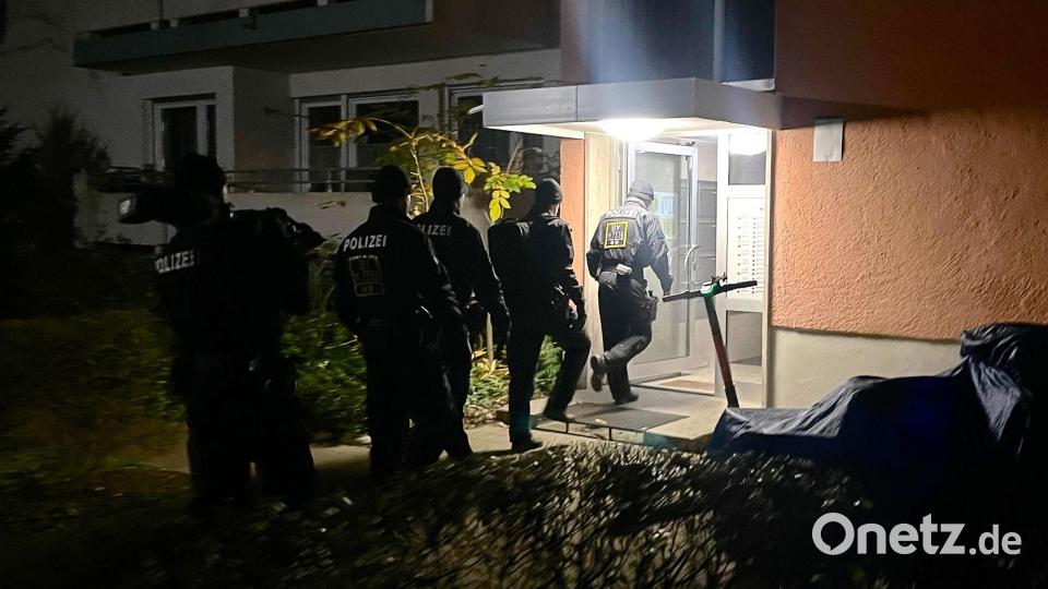 Einsatzkräfte durchsuchen Wohnungen in Bayern. Bild: -/Bayerisches Landeskriminalamt/dpa