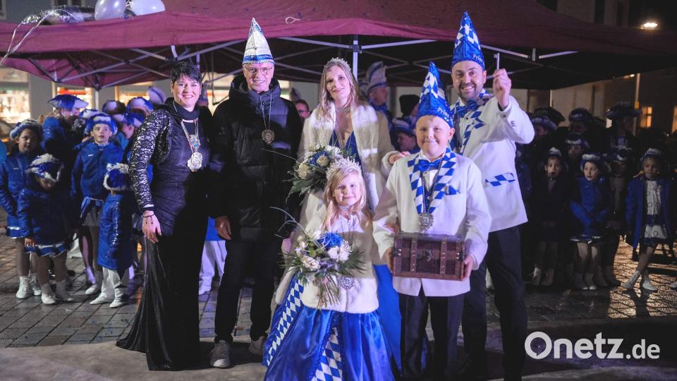 Hirschau ist seit Montag, 11.11., wieder in Narrenhand. Nach der Übergabe von Rathausschlüssel und Stadtkasse (vorn, von links): Prinzessin Frida I. und Prinz Manuel I.; hinten(von links): Präsidentin Regina Merkl, Bürgermeister Hermann Falk, Prinzessin Anna-Lena I. und Prinz Josef I. Bild: u