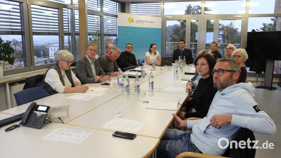 Das LAG-Entscheidungsgremium berät unter Vorsitz von Landrat Thomas Ebeling über die Projekte. Bild: Laura Kohl, Landratsamt Schwandorf/exb