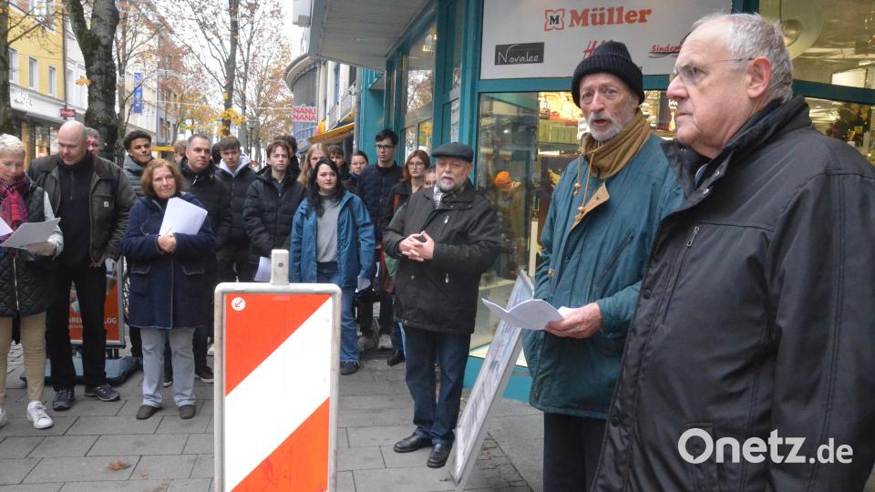 Alan Pinkus (Zweiter von rechts neben Bürgermeister Lothar Höher) reiste aus Israel an. Der Enkel von Johanna Boscowitz erzählt die Geschichte der Familien Boscowitz und Rebitzer. Bild: Kunz