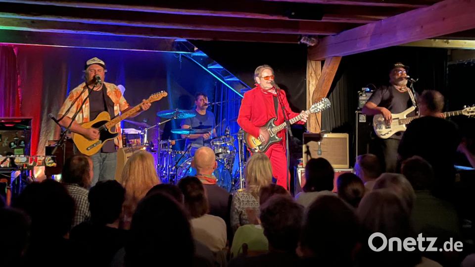 Stefan Stoppok (Zweiter von rechts) lieferte mit seiner Band am Freitag ein Mega-Konzert in der Tenne des Schafferhofs ab. Es war auf seiner aktuellen Tour die einzige Station in Bayern. Bild: Reinhard Fütterer