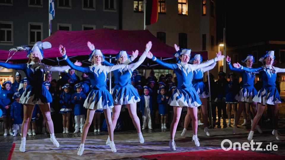 Donnernder Applaus war der verdiente Lohn für einen Showtanz der Sonderklasse, den die Prinzengarde zu einem Medley von Ballermann-Hits präsentierte. Bild: u