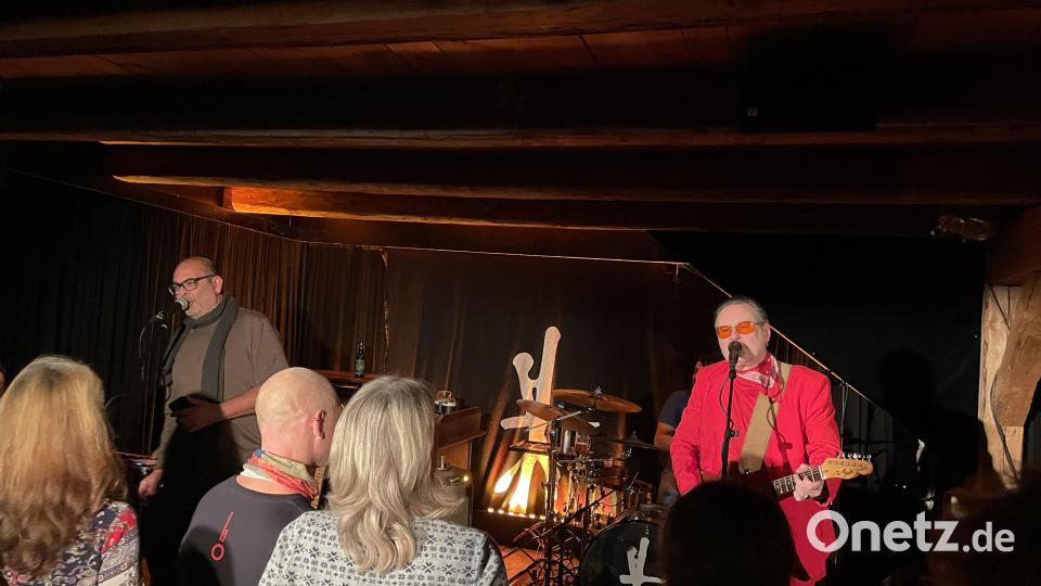 Die Besucher staunten nicht schlecht, als der Hamburger Musiker Stefan Stoppok(rechts) zur zweiten Zugabe seines Mega-Konzerts seinen Freund und Bruder im Geiste, Hannes Ringelstetter (links), auf die Bühne holte. Bild: Reinhard Fütterer