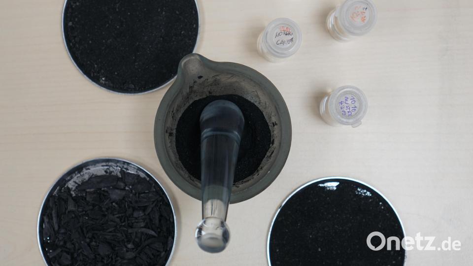 In einem Labor untersucht ein Mitarbeiter der Firma die Qualität und Beschaffenheit der produzierten Pflanzenkohle. Bild: Christopher Dotzler